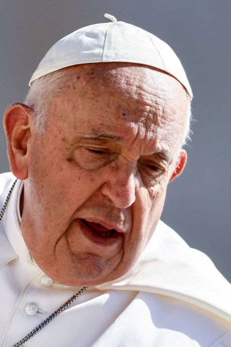  Le pape François “va bien”: l’opération s’est terminée “sans complications”