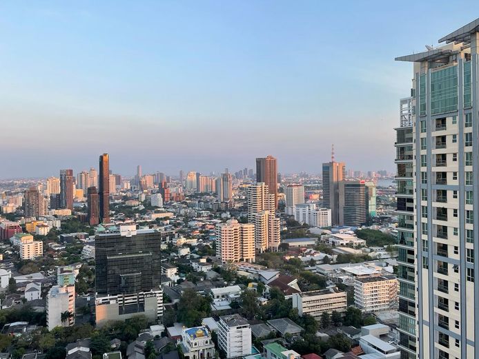 “In Bangkok wonen we op de 33ste verdieping. Soms ligt de smoglaag er als een deken over de stad.”