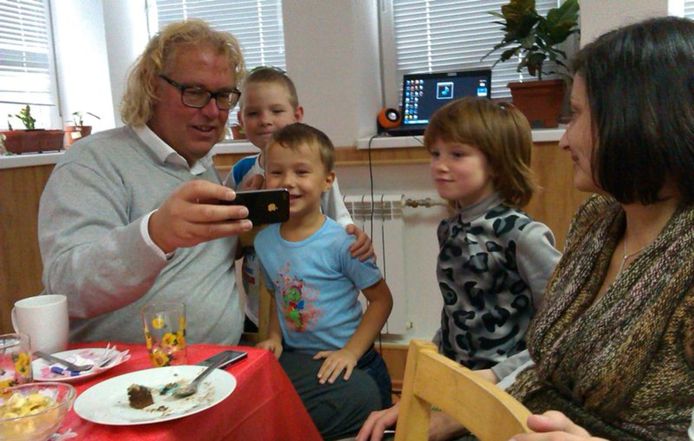 Nico de Borst op een eerdere foto in een van de kindertehuizen die zijn stichting Breath in Oekraïne beheert.