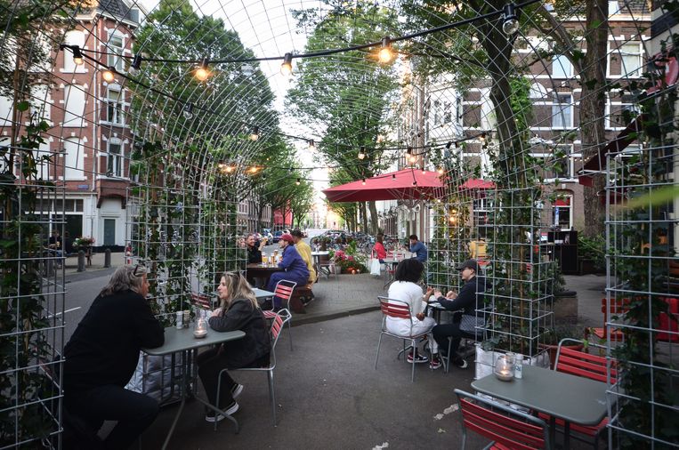 Tijdelijk terras onder een fleurige pergola? Dat mag niet van de gemeente