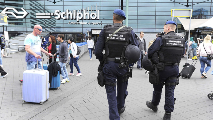 Bewaking op Schiphol in gevaar door hoge werkdruk | Buitenland | AD.nl