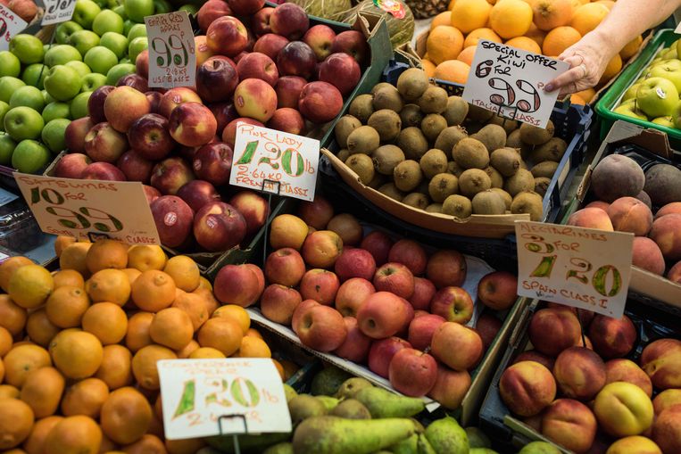 Een fruitmarkt in Darlington. Epidemiologen vrezen een hoger sterftecijfer doordat deze producten mogelijk veel duurder worden door de brexit.  Beeld AFP