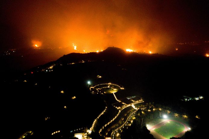 Een natuurbrand bereikt een sportpark op Euboea.