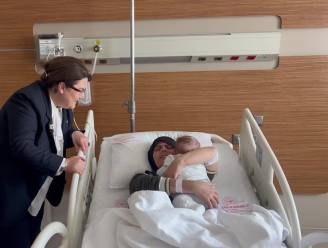 Turkse ‘mirakelbaby’, die 128 uur overleefde onder puin, 54 dagen na aardbeving eindelijk herenigd met moeder