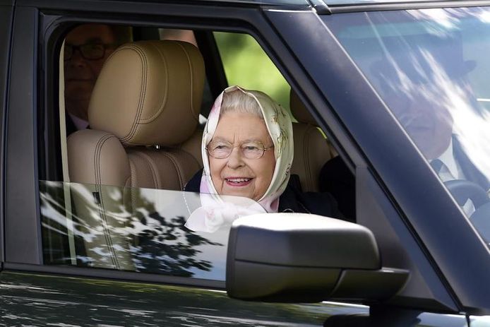 Queen Elizabeth achter het stuur van een Range Rover.