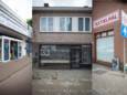 V.l.n.r. Trendy Kringloopwinkel Chaam, de voormalige kapperszaak in de Dorpsstraat en de voormalige Textielhal. De twee winkels links krijgen wellicht een woonbestemming.