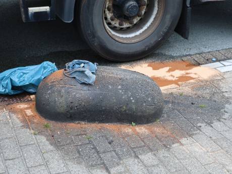 Liters diesel stromen weg nadat chauffeur betonnen obstakel over het hoofd ziet en tank lekrijdt 