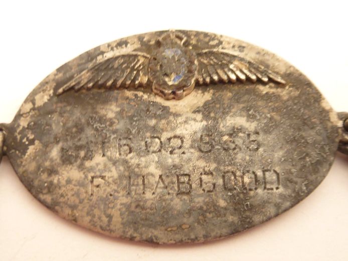 Detail van de armband met de naam van de sergeant, zijn identificatienummer en de RAF-vleugels