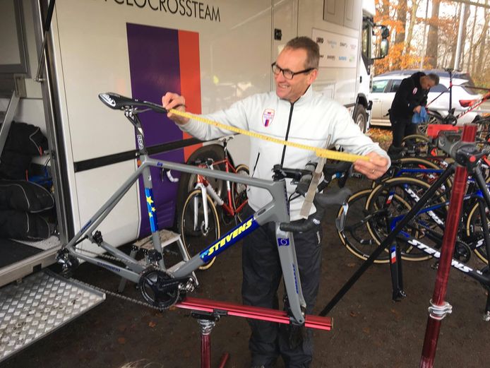 Vader Adrie van der Poel met de nieuwe fiets voor Mathieu.