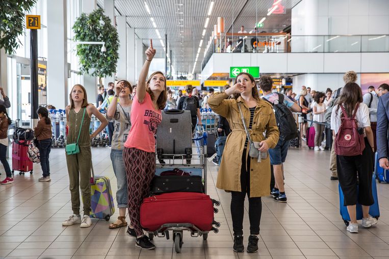 Een jaarlijks verschijnsel in de zomer: drukte op Schiphol. Beeld Hollandse Hoogte