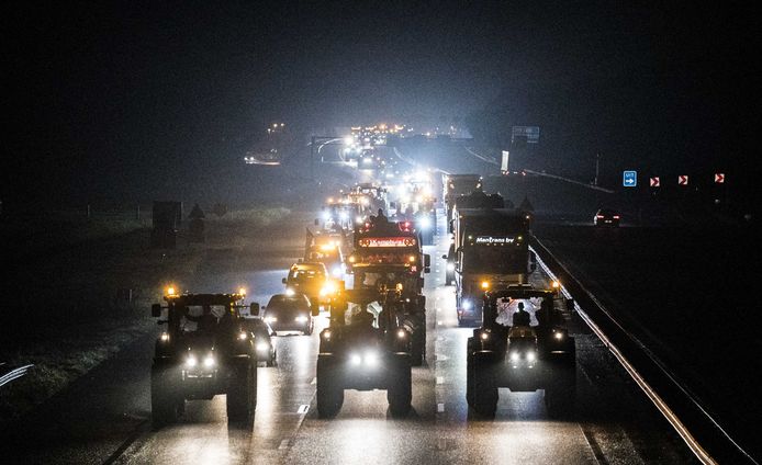 Tientallen boeren vertrokken afgelopen nacht al vanuit heel Nederland met hun tractoren.