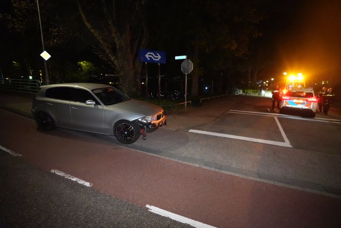 De automobilist kwam honderden meters ter hoogte van het station pas tot stilstand.