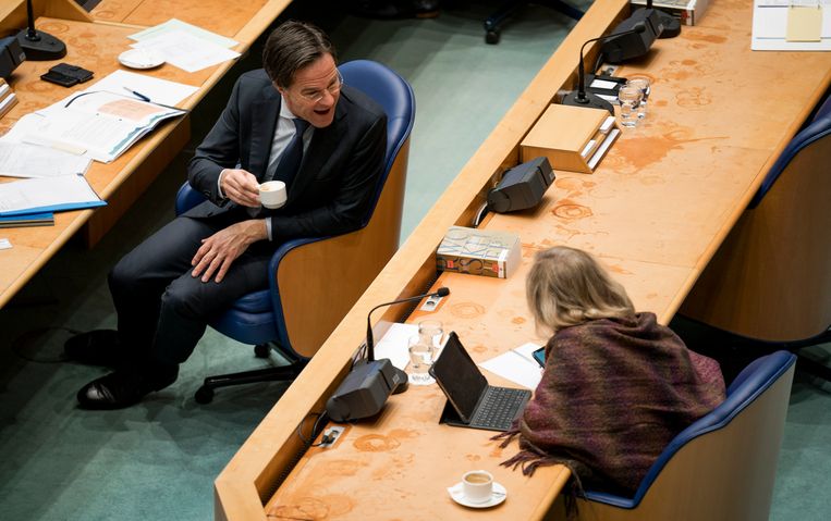 Premier Mark Rutte en voormalig minister Cora van Nieuwenhuizen in gesprek tijdens een debat over de avondklok.  Beeld Freek van den Bergh / de Volkskrant