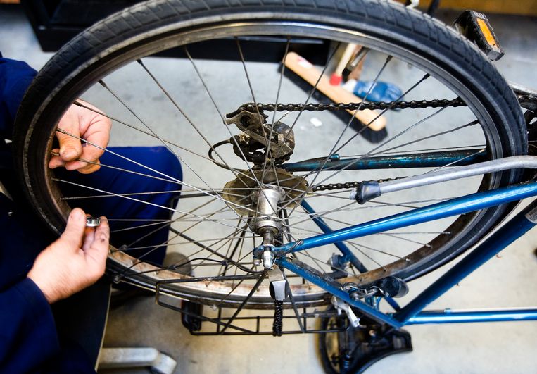Niemand koopt een nieuwe fiets als er een spaak is gebroken. Beeld ANP XTRA
