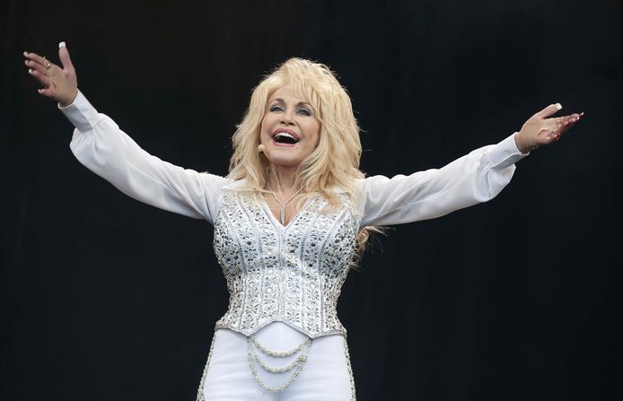 Vaccine Vaccine Dolly Parton Geeft Ludieke Draai n Jolene Terwijl Ze Gevaccineerd Wordt Met Eigen Vaccin Celebrities Hln Be