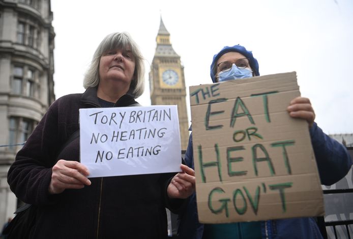 Antiregeringsdemonstranten bij de parlementsgebouwen in Westminster in London.