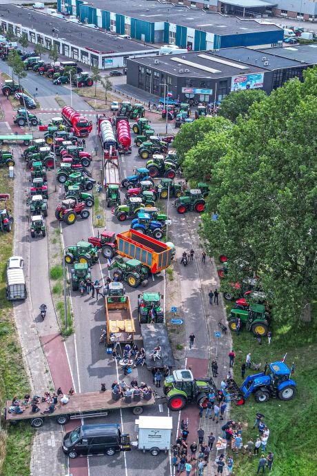 Burgemeesters Zwolle, Deventer en Raalte doen dringend beroep op actievoerende boeren: ‘stop er mee’