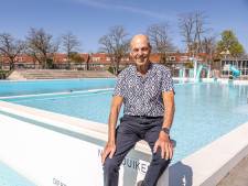 Ad (85) zwemt nog elke week in het Openluchtbad van Zwolle en mag het seizoen openen (met een bommetje?)