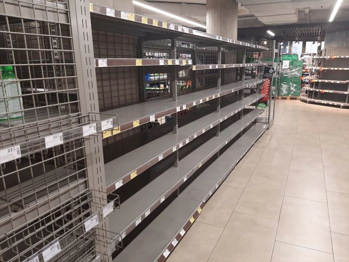 De winkelrekken zijn leeg in Kiev.