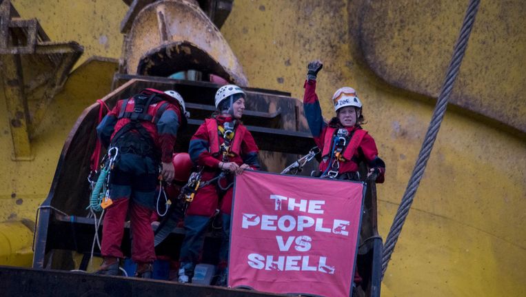 Activisten van Greenpeace op het boorplatform van Shell. Beeld GREENPEACE