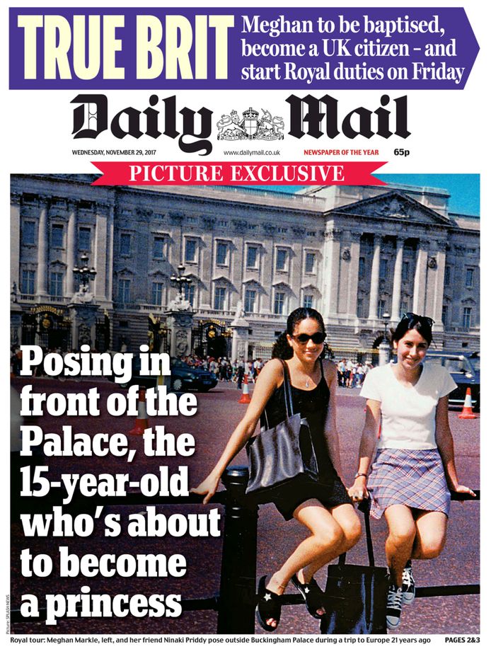 Meghan Markle poseert voor Buckingham Palace in 1996, naast haar Ninaki Priddy.