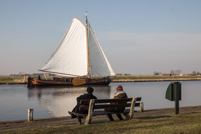 Een botter vaart over de Eem bij Eemdijk in de richting van het Eemmeer. Foto Caspar Huurdeman