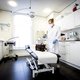 Ik vraag me af of het een goed idee is, nu naar de dokter gaan. Ik voel me echt niet zo ziek