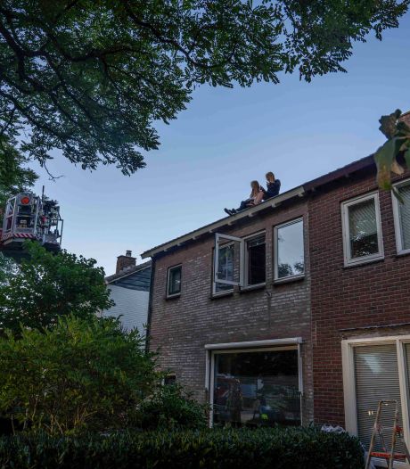 Jonge meiden sluiten zichzelf buiten woning en klimmen op het dak: brandweer rukt uit met hoogwerker