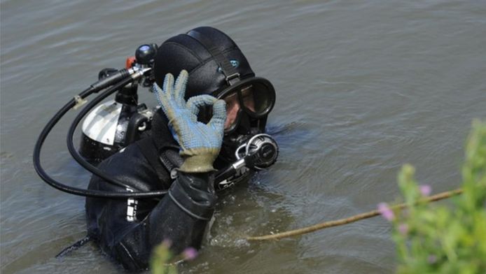 Archieffoto: in het Bende-onderzoek doorzochten duikers in augustus 2010 het kanaal Brussel-Charleroi ter hoogte van Ronquières.