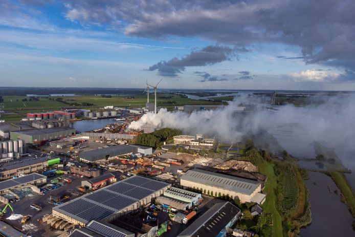 De grote brand bij metaalverwerker Hoeben veroorzaakte veel rookontwikkeling.