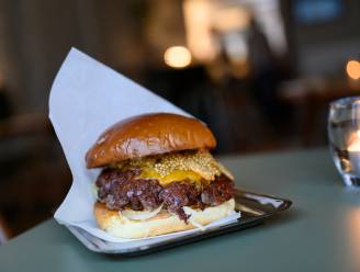 Vrijdag hamburgerdag: wat is een ‘smashed’ burger? En hoe maak je ze zelf? “Zowel sappig als enorm krokant”