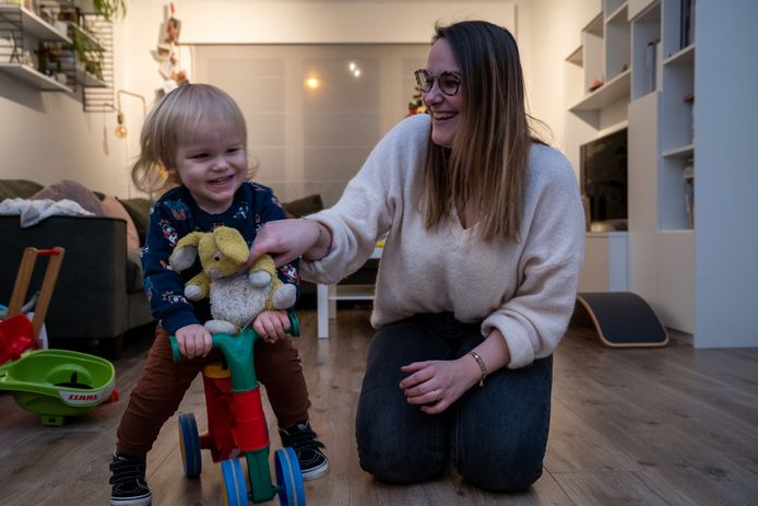 Céline Verschueren met haar jongste zoon Scott: "Sinds zijn diagnose is hij onafscheidelijk van zijn gele knuffelkonijn."