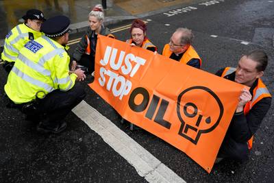 Des militants du groupe écologiste “Just Stop Oil” mènent une action devant Downing Street