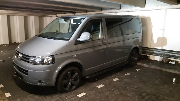 De Volkswagen Transporter, gevonden in een parkeergarage bij Hoptille in Zuidoost. Beeld Opsporing Verzocht