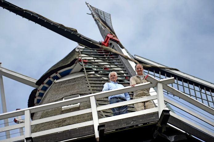 Molenaar Jan van de Beld (rechts) en voorzitter Dirk Smit.