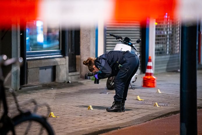 De politie trof vijf kogelhulzen aan op straat.