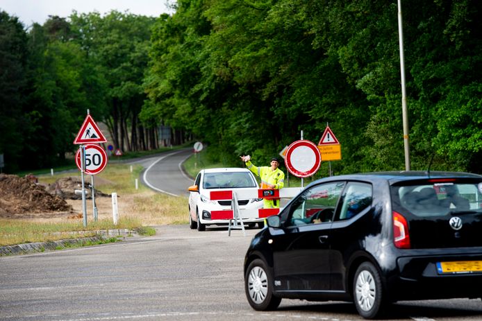 De Otterloseweg is vanuit Apeldoorn naar Hoenderloo vanaf de heide bij 't Leesten afgesloten.