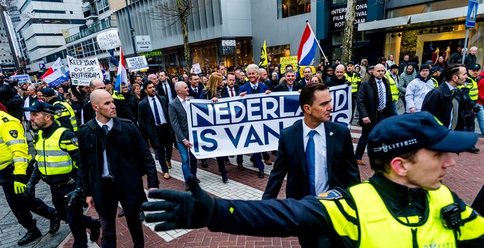 Geert Wilders loopt voorop bij de PVV-demonstratie door Rotterdam.