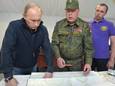 Archiefbeeld: Vladimir Poetin bekijkt de kaarten tijdens een militaire oefening in de Baltische Zee.