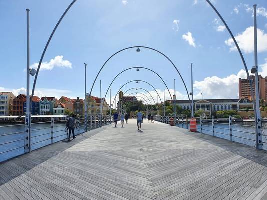 De vrijwel lege koningin Emmabrug, bekend als de pontjesbrug, in Willemstad.