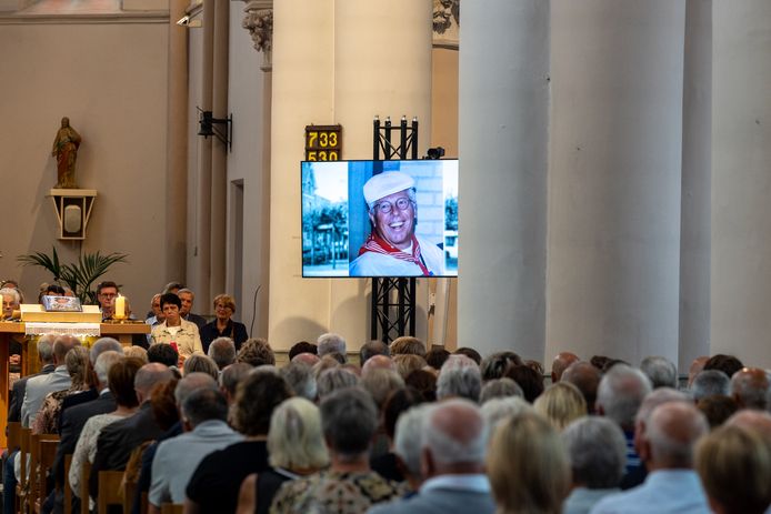 De kerk van Retie zat dinsdag afgeladen vol voor de uitvaart van Juul Kabas.