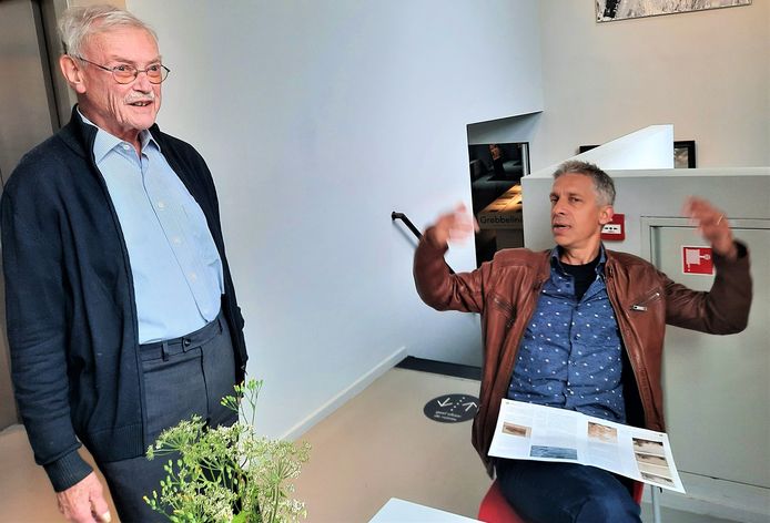 Flehite-directeur Onno Maurer (rechts) en voorganger Burchard Elias, druk in discussie over Jordanus Hoorn.