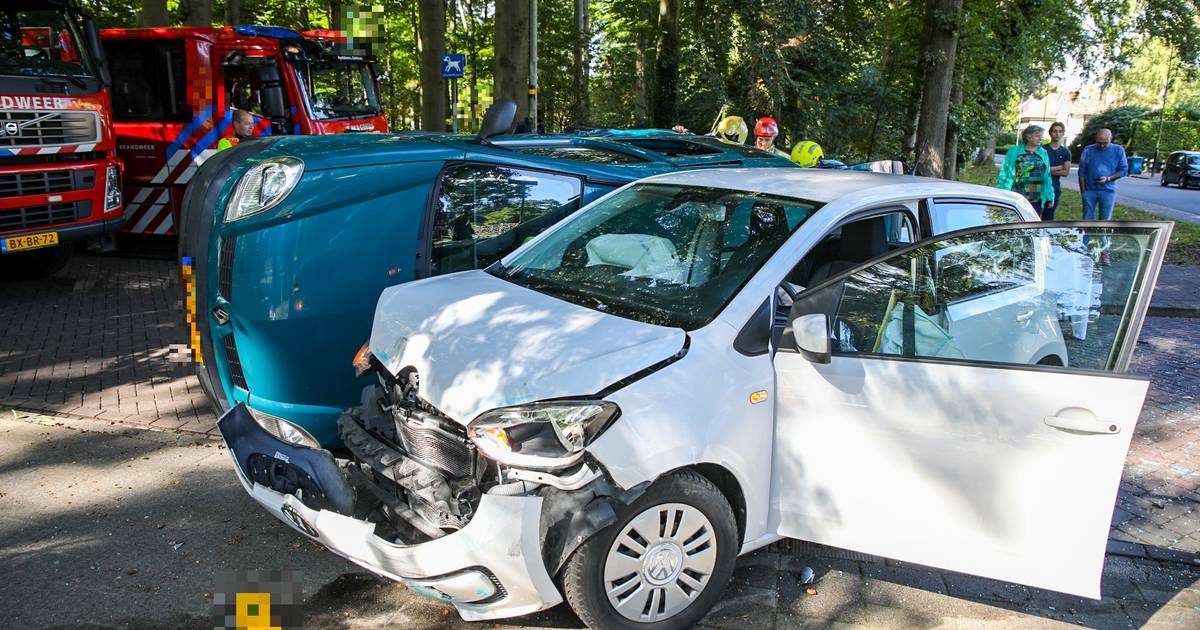Auto op de kant bij aanrijding in Apeldoorn: bestuurder uit voertuig bevrijd.