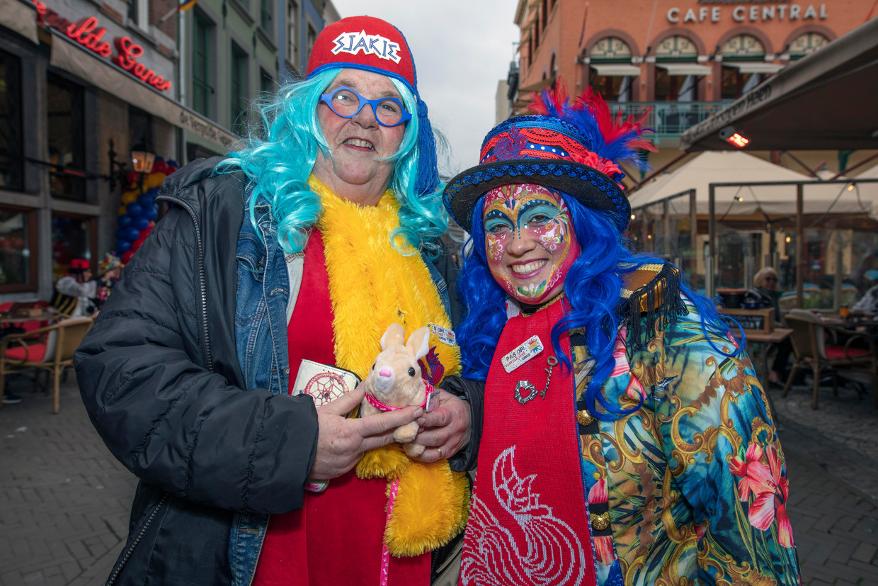 Carnavalvierders op de markt van Venlo. Hoewel de traditionele opening op 11 november als evenement was afgelast, kwamen er die dag toch veel mensen naar de binnenstad om te feesten.