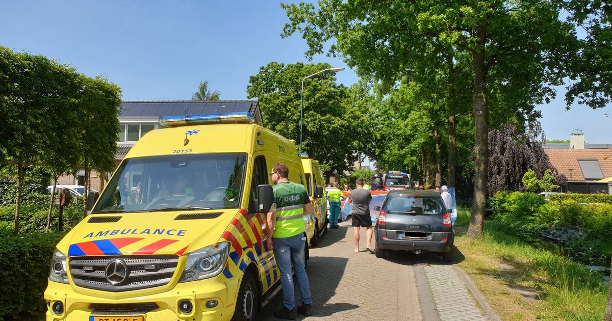 Fietsster overleden na aanrijding, tractor rijdt door.