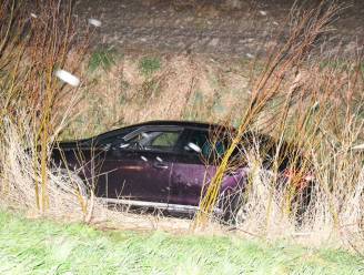 Belgen uit sloot gered langs Tractaatweg, bestuurder onder invloed