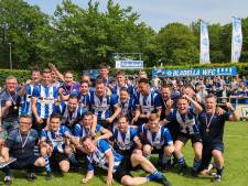 Voorbijgangers op A67 genieten van Bladella; titel met een gouden rand voor blauwwitten
