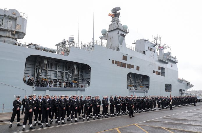 Queen Elizabeth schouwde in Plymouth voor het laatst de bemanning van de  HMS Ocean.