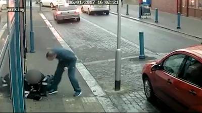 Man breekt schouder van handhaving na boete