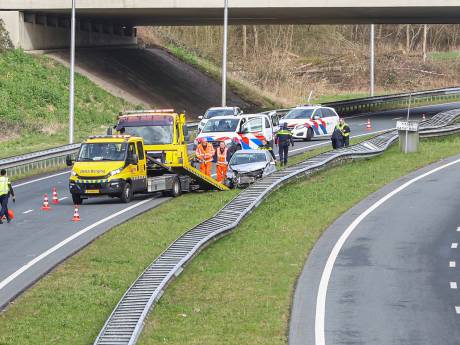 Automobilist botst tegen de vangrail bij knooppunt Emmeloord maar komt er zelf goed vanaf